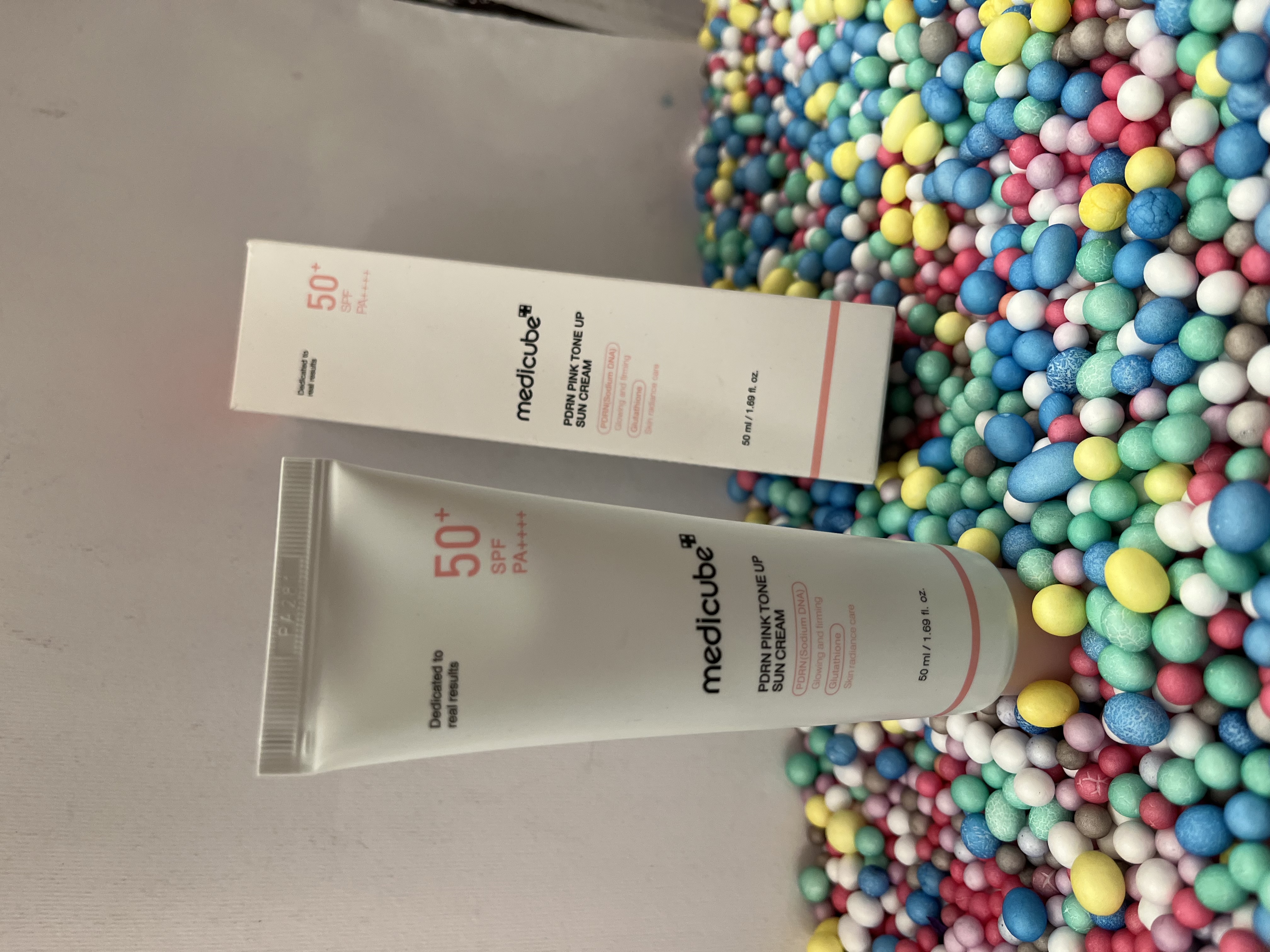 کرم ضد آفتاب بی‌رنگ دست و صورت مدیکیوب SPF 50 مدل tone up مناسب برای انواع پوست